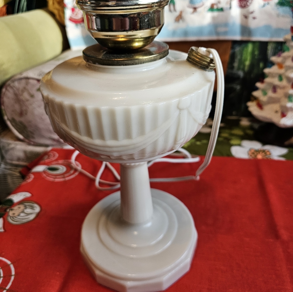 Stunning Aladdin Lincoln Drape Milk Glass Lamp Vintage Like New